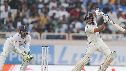 ব্যাট করছেন ধ্রুব জুরেল