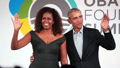 মিশেল ওবামা (বাম দিকে)