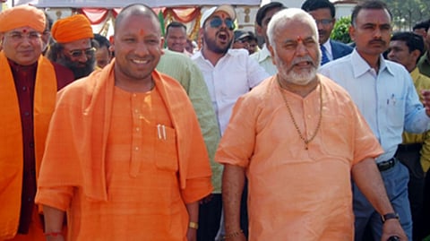 যোগী আদিত্যনাথের সঙ্গে চিন্ময়ানন্দ