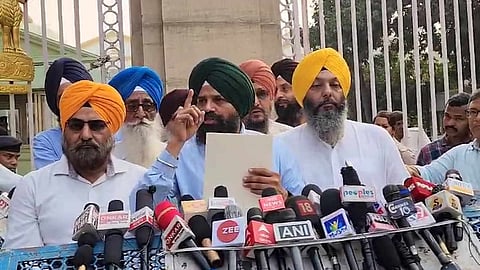 ‘খালিস্তানি’ বিতর্কে এবার রাজ্যপালকে স্বারকলিপি জমা দিলেন শিখ গুরুদ্বার কমিটির প্রতিনিধিরা