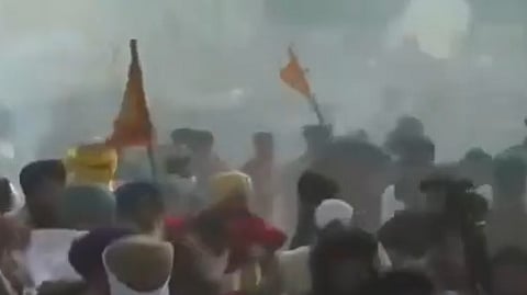 পাঞ্জাব হরিয়ানা সীমান্তে দিল্লিমুখী কৃষকদের ওপর টিয়ার গ্যাস