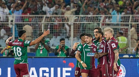 ডার্বির রং সবুজ-মেরুন