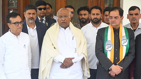 মল্লিকার্জুন খাড়গের সাথে ব্রিজেন্দ্র সিং (ডানদিকে)