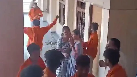 গেরুয়া পোশাক পরে হামলা চালাচ্ছে জনতা