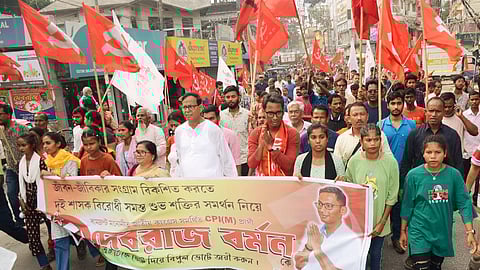 জলপাইগুড়ি শহরে সিপিআইএম প্রার্থী দেবরাজ বর্মণের সমর্থনে মিছিলে উপস্থিত মহম্মদ সেলিম