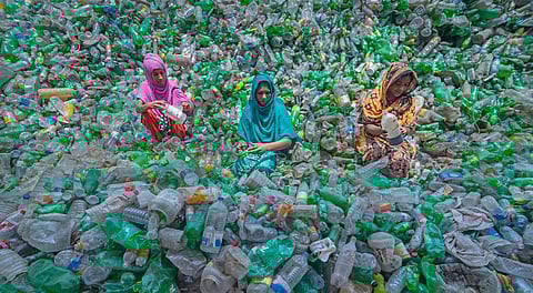 বিশ্বজুড়ে অবাধে বাড়ছে প্লাস্টিকের ব্যবহার