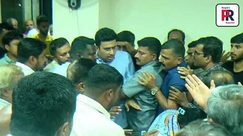 বের করা হচ্ছে বিজেপি সাংসদকে