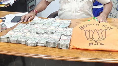 জলপাইগুড়িতে বিজেপি নেতা-নেত্রীর গাড়ি থেকে উদ্ধার লক্ষ লক্ষ টাকা