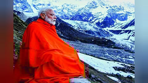 ধ্যানমগ্ন প্রধানমন্ত্রী নরেন্দ্র মোদী