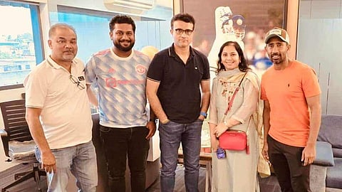 Wriddhiman Saha: ক্ষোভ গলে জল! সৌরভের সঙ্গে দেখা সস্ত্রীক ঋদ্ধির, পরের মরসুমে বাংলায় ফেরার ইঙ্গিত