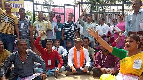 ডায়মন্ড হারবারের গণনা কেন্দ্রের সামনে ধর্ণায় বিজেপি প্রার্থী এবং এজেন্টরা