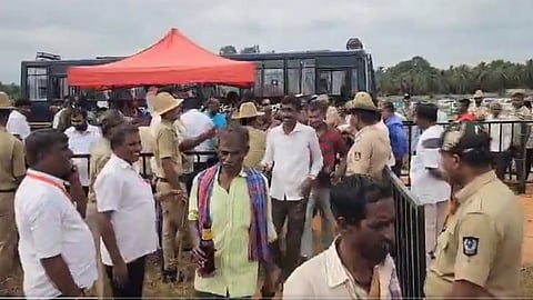 কর্ণাটকে প্রকাশ্যে মদ বিলি