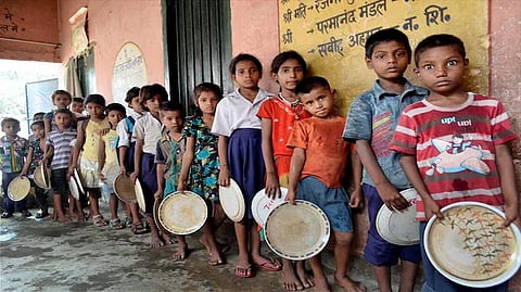 মিড ডে মিলে হলুদগুঁড়ো ছিটিয়ে শুধু ভাত