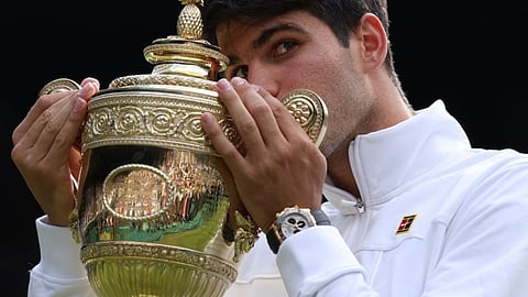 উইম্বলডঃন ট্রফি হাতে কার্লোস আলকারাজ