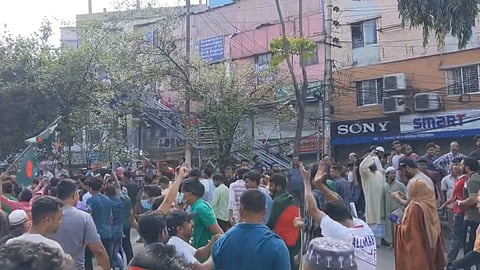 শেখ হাসিনার দেশত্যাগের পর রাস্তায় জনতা