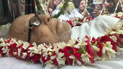 পিস ওয়ার্ল্ডে নিয়ে যাওয়া হচ্ছে বুদ্ধদেব ভট্টাচার্যের দেহ