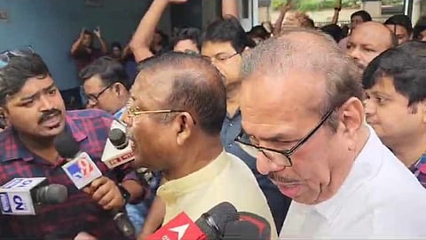‘গো-ব্যাক’ স্লোগান বিধায়ক স্বর্ণকমল সাহা এবং মন্ত্রী জাভেদ খানকে