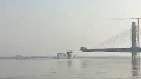 বিহারে ভেঙে পড়ল নির্মীয়মাণ সেতু