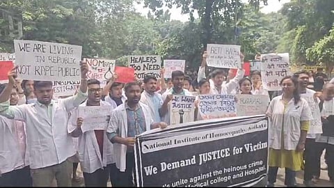 প্রতিবাদে জুনিয়র চিকিৎসকরা