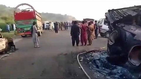 পাকিস্তানে বাস থেকে নামিয়ে বেছে বেছে চালানো হল গুলি