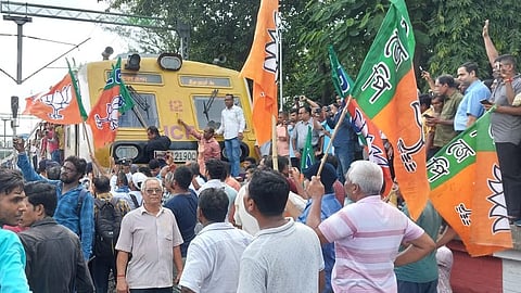 বিজেপি কর্মী সমর্থকদের রেল অবরোধ