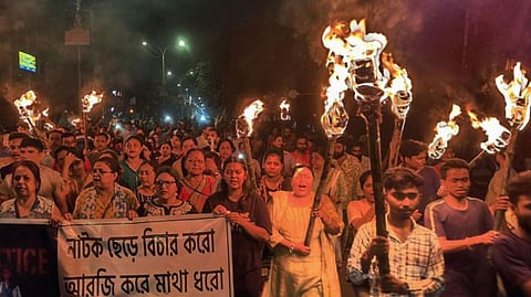 পুলিশ টাকা অফার করেছিল, দেহ রাখতে চেয়েছিলাম কিন্তু... - বিস্ফোরক অভিযোগ নির্যাতিতার বাবার