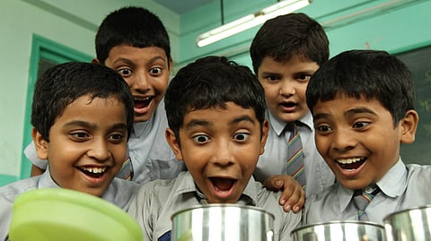UP: স্কুলের টিফিনে আমিষ নিয়ে আসার শাস্তি! নার্সারির পড়ুয়াকে বরখাস্ত করলেন অধ্যক্ষ