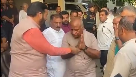 মুখ্যমন্ত্রীর সাথে হাত মেলালেন না করণ দেব কম্বোজ