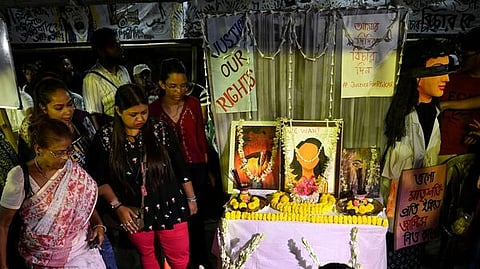 বাড়ির সামনে ধর্ণায় বসবেন নির্যাতিতার বাবা-মা