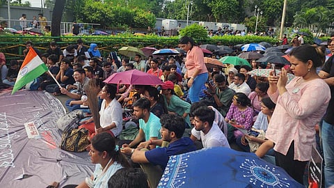 স্বাস্থ্যভবনের সামনে অবস্থান বিক্ষোভ জুনিয়র চিকিৎসকদের