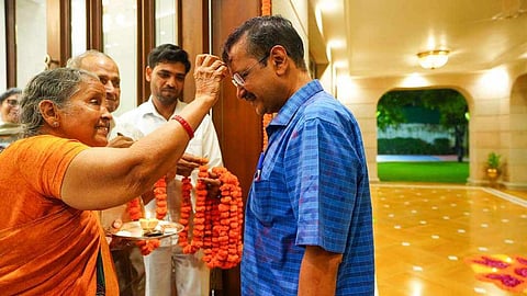 জেলমুক্তির পর মায়ের সাথে অরবিন্দ কেজরিওয়াল