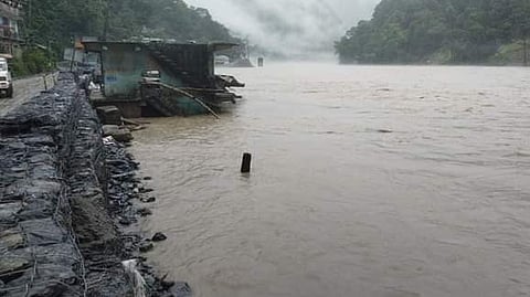 জল বাড়ছে তিস্তায়