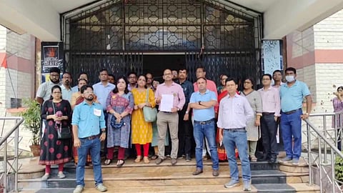 গণ ইস্তফা সিনিয়র চিকিৎসকদের