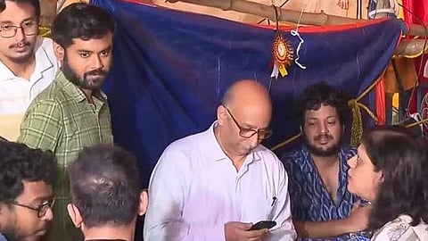 অনশন মঞ্চে মুখ্যসচিব এবং স্বরাষ্ট্রসচিব
