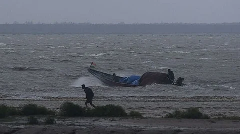 Cyclone Dana: আশঙ্কা থাকলেও বাংলায় তেমন প্রভাব পড়ল না 'ডানা'র! তবে চলছে বৃষ্টি, সঙ্গে ঝড়ো হাওয়া