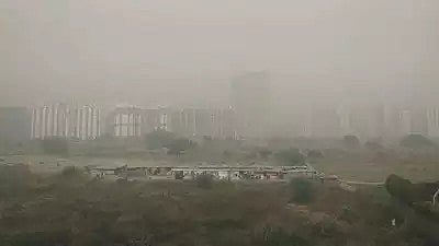 বায়ুদূষণের ফলে নয়ডাতে ধোঁয়াশার চাদর