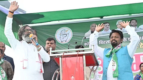 ঝাড়খন্ডের খুন্তি কেন্দ্রে দলীয় প্রার্থী রামসূর্য মুন্ডার সঙ্গে মুখ্যমন্ত্রী হেমন্ত সোরেন