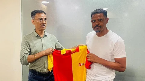 ব্যারেটোকে লাল-হলুদ জার্সি দিলেন দেবব্রত সরকার