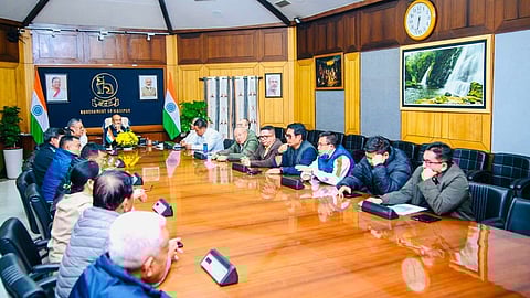মণিপুরে পরিস্থিতি নিয়ন্ত্রণে আনতে মুখ্যমন্ত্রীর নেতৃত্ব জরুরি বৈঠক