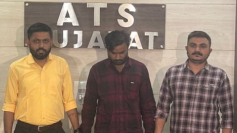 গুজরাটে ধৃত যুবক (মাঝে)