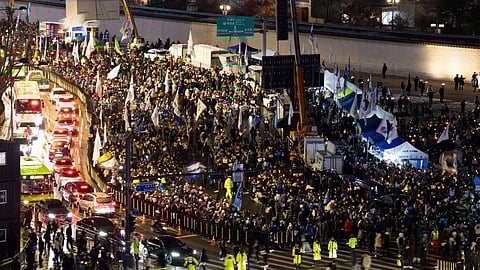 দক্ষিণ কোরিয়ার রাস্তায় সাধারণ মানুষের বিক্ষোভ