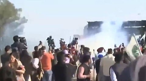 কৃষকদের ওপর টিয়ার গ্যাস চার্জ