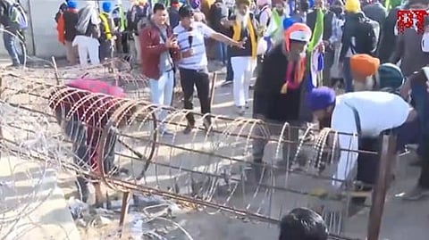 ব্যারিকেড সরাচ্ছেন কৃষক বিক্ষোভকারীরা