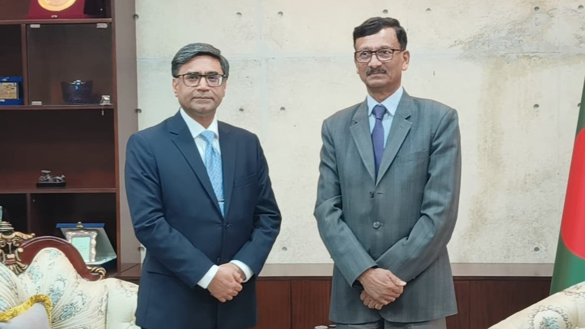ভারতের বিদেশ সচিব (বামদিকে) এবং বাংলাদেশ বিদেশ মন্ত্রকের উপদেষ্টা মহম্মদ তৌহিদ হোসেনে