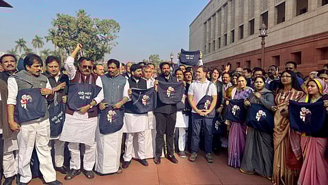 সংসদের বাইরে ইন্ডিয়া মঞ্চের সাংসদদের বিক্ষোভ