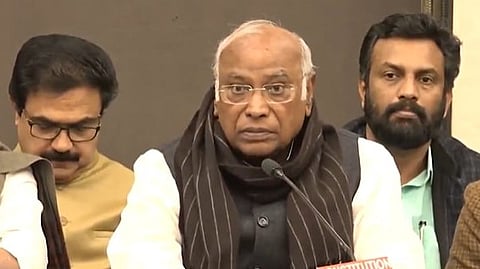 সাংবাদিক সম্মেলনে কংগ্রেস সভাপতি মল্লিকার্জুন খাড়গে সহ রাজ্যসভার ইন্ডিয়া মঞ্চের সাংসদরা