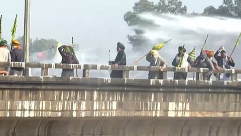 দিল্লি মুখী কৃষকদের ওপর জলকামান