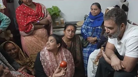 দ্রব্যমূল্য বৃদ্ধি নিয়ে মহিলাদের সঙ্গে কথা বলছেন রাহুল গান্ধী