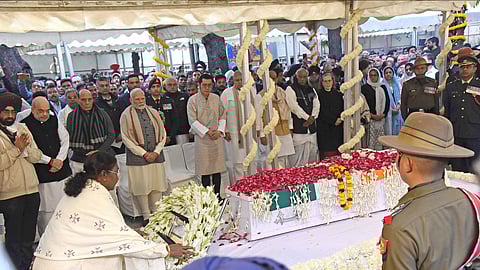 নিগমবোধে মনমোহন সিংকে শেষশ্রদ্ধা