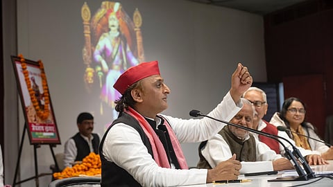 লখনৌতে দলীয় কার্যালয়ে কর্মীদের সামনে অখিলেশ যাদব